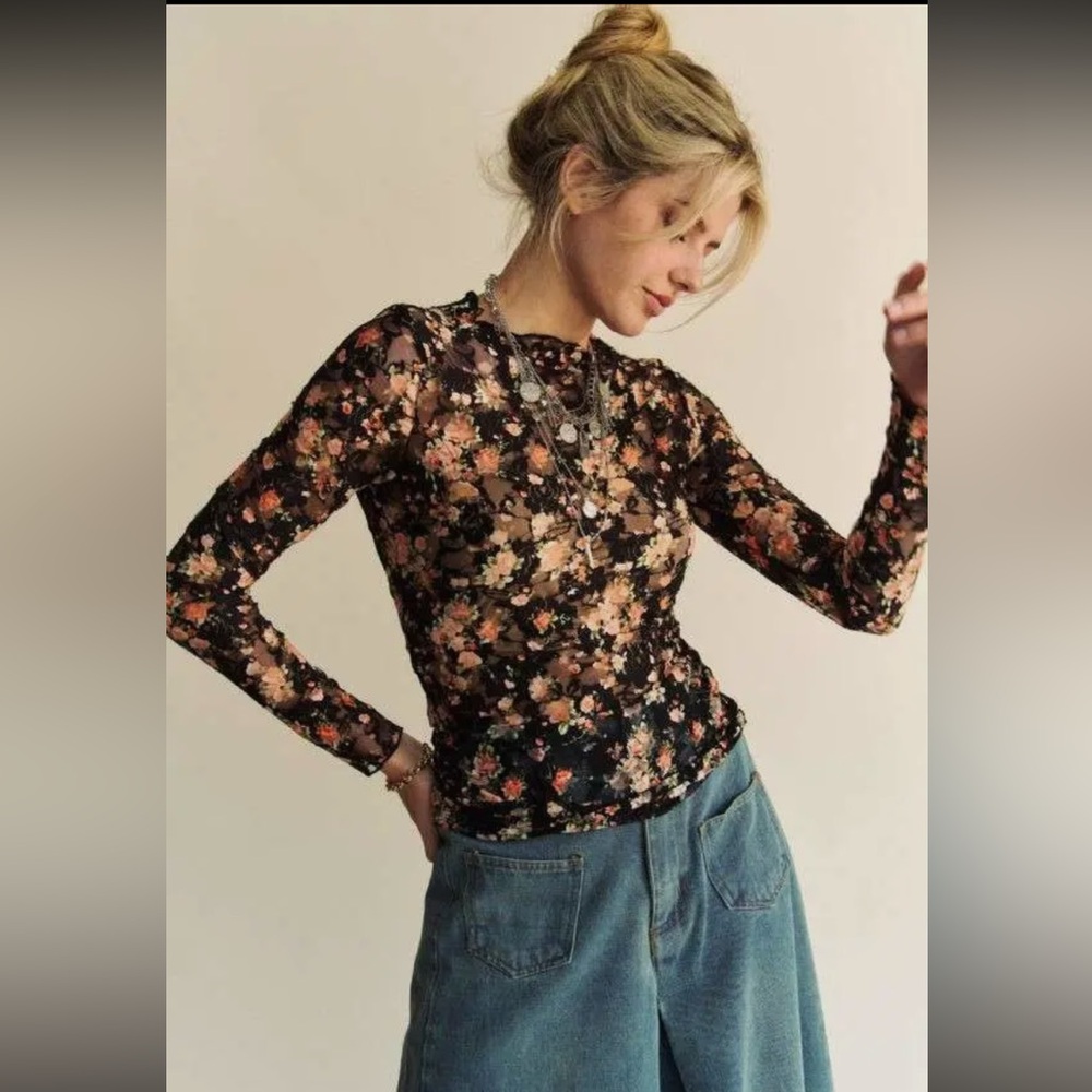 Davi & Dani Floral Mesh L/S Layering Top
